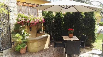 Ein Garten an der Unterkunft FeWo mit 2 Bädern und 2 Schlafzimmern