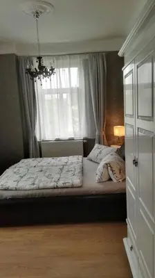 Ein Bett oder Betten in einem Zimmer der Unterkunft FeWo mit 2 Bädern und 2 Schlafzimmern