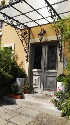 Eine Fassade oder ein Eingang zu FeWo mit 2 Bädern und 2 Schlafzimmern
