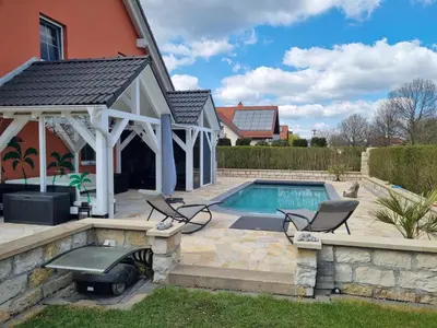 Der Swimmingpool an oder in der Nähe von Ferienwohnung mit Pool am Stadtrand von Dresden