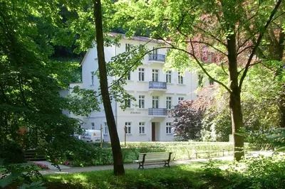 Ein Garten an der Unterkunft Gästehaus am Kurpark