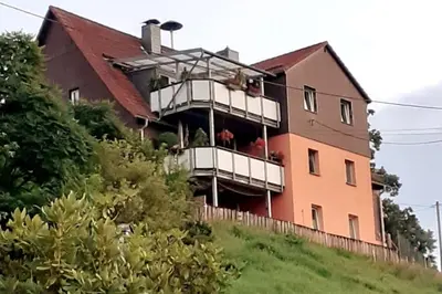 Das Gebäude in dem sich die Ferienwohnung befindet