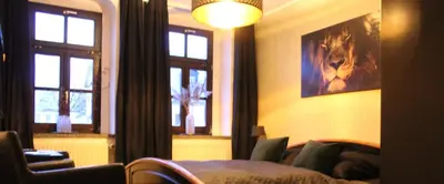Ein Sitzbereich in der Unterkunft Stadthotel
