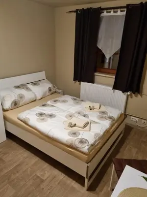 Ein Bett oder Betten in einem Zimmer der Unterkunft Pension Torgau