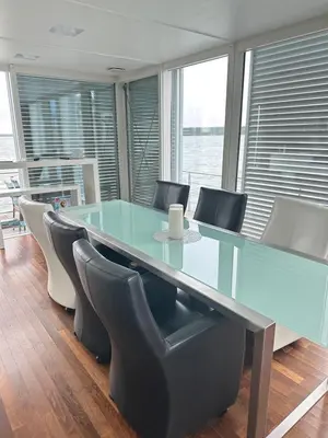 Der Geschäftsbereich oder Konferenzraum in der Unterkunft schwimmendes Ferienhaus Silent