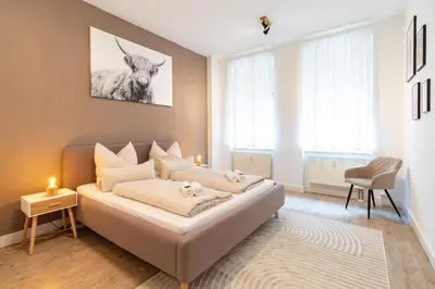Ein Bett oder Betten in einem Zimmer der Unterkunft Exklusive Wohnung mit Kingsize-Bett I 75qm I am See I Waschmaschine I Streaming I gratis Kaffee & Teeangebot