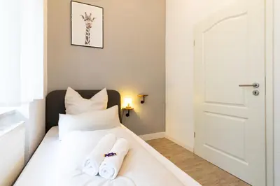 Ein Bett oder Betten in einem Zimmer der Unterkunft Exklusive Wohnung mit Kingsize-Bett I 75qm I am See I Waschmaschine I Streaming I gratis Kaffee & Teeangebot