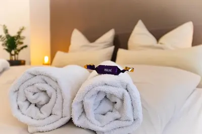 Ein Bett oder Betten in einem Zimmer der Unterkunft Exklusive Wohnung mit Kingsize-Bett I 75qm I am See I Waschmaschine I Streaming I gratis Kaffee & Teeangebot