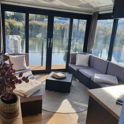 Ein Sitzbereich in der Unterkunft schwimmende Ferienwohnung Sundowner