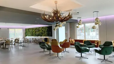 Ein Sitzbereich in der Unterkunft Hotel am Sonnenlandpark