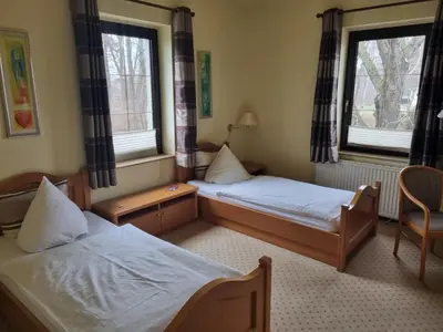 Ein Bett oder Betten in einem Zimmer der Unterkunft Altes Teichhaus - Pension Ottendorf-Okrilla