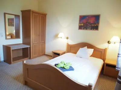 Ein Bett oder Betten in einem Zimmer der Unterkunft Altes Teichhaus - Pension Ottendorf-Okrilla