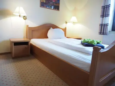 Ein Bett oder Betten in einem Zimmer der Unterkunft Altes Teichhaus - Pension Ottendorf-Okrilla