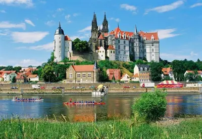 Blick auf einen Fluss in der Nähe des Hotels