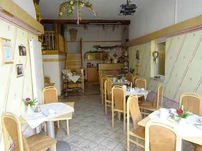 Ein Restaurant oder anderes Speiselokal in der Unterkunft Ferienwohnung Pension Sigwarth