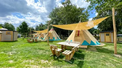 Ein Garten an der Unterkunft Tipi Alabama