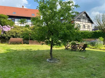 Ein Garten an der Unterkunft Urlaubsfreude Biedermann Haus GlücksStein Ferienwohnung Saphir
