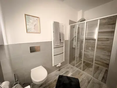 Ein Badezimmer in der Unterkunft New Deluxe Studio Apartment in quiet back house