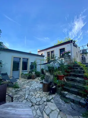 Ein Garten an der Unterkunft New Deluxe Studio Apartment in quiet back house