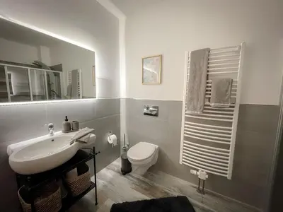 Ein Badezimmer in der Unterkunft New Deluxe Studio Apartment in quiet back house