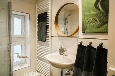 Ein Badezimmer in der Unterkunft Urlaubsfreude Biedermann Haus GlücksStein Ferienwohnung Smaragd