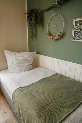 Ein Bett oder Betten in einem Zimmer der Unterkunft Urlaubsfreude Biedermann Haus GlücksStein Ferienwohnung Smaragd