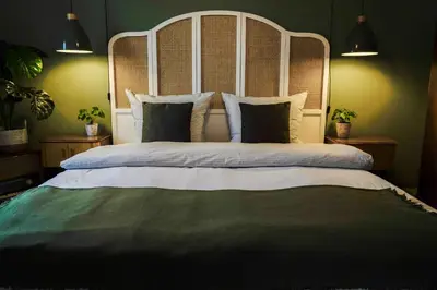Ein Bett oder Betten in einem Zimmer der Unterkunft Urlaubsfreude Biedermann Haus GlücksStein Ferienwohnung Smaragd
