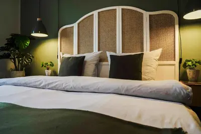 Ein Bett oder Betten in einem Zimmer der Unterkunft Urlaubsfreude Biedermann Haus GlücksStein Ferienwohnung Smaragd