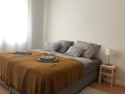 Ein Bett oder Betten in einem Zimmer der Unterkunft GottwaldHaus-Freiberg-Ferienwohnung