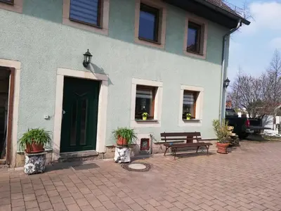 Das Gebäude in dem sich das Ferienhaus befindet