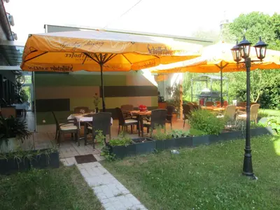 Ein Garten an der Unterkunft Schlossparkhotel Sallgast