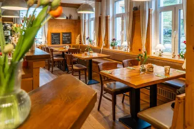 Ein Restaurant oder anderes Speiselokal in der Unterkunft Pension zur Eiche GmbH