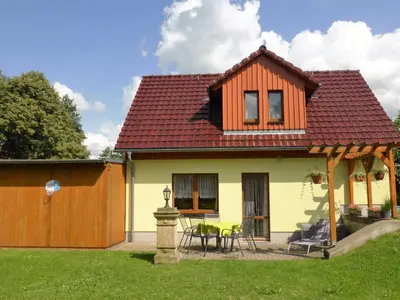 Das Gebäude in dem sich das Ferienhaus befindet