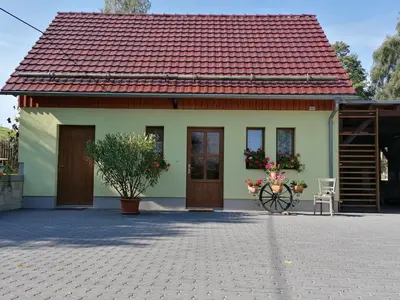 Das Gebäude in dem sich das Ferienhaus befindet