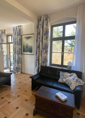 Ein Sitzbereich in der Unterkunft Altes Pfarrhaus Kurort Gohrisch - Ferienwohnungen - Gartensauna - Parkplätze