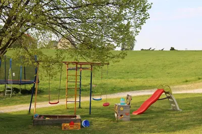 Ein Kinderspielbereich in der Unterkunft Ferienhof Wiesenblick