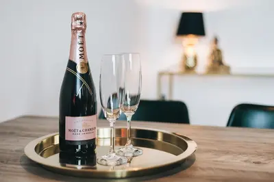 Getränke in der Unterkunft TIP! Modernes 90 qm City-Apartment mit Stil & Komfort in Toplage