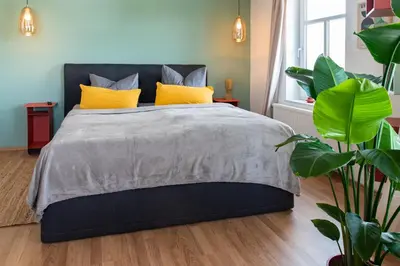 Ein Bett oder Betten in einem Zimmer der Unterkunft Bauhaus Apartment - Netflix, Nespresso, Zentral, Messe