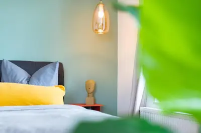 Ein Bett oder Betten in einem Zimmer der Unterkunft Bauhaus Apartment - Netflix, Nespresso, Zentral, Messe