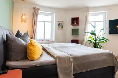 Ein Bett oder Betten in einem Zimmer der Unterkunft Bauhaus Apartment - Netflix, Nespresso, Zentral, Messe