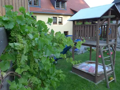 Ein Kinderspielbereich in der Unterkunft Ferienwohnung Aus-Zeit auf dem Lande