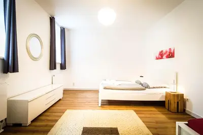 Ein Bett oder Betten in einem Zimmer der Unterkunft Wunderschöne Wohnung in sanierter Villa! incl WIFI