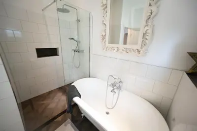 Ein Badezimmer in der Unterkunft Privatsphäre im Kutscherhaus der Villa Golding