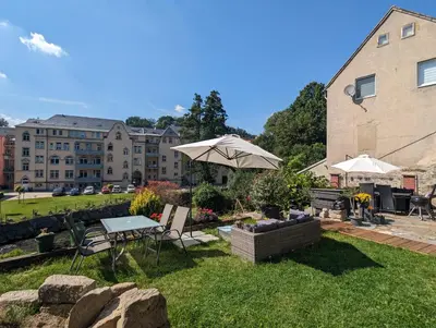 Ein Garten an der Unterkunft UO - Urlaubsmagie - helle Wohnung, Saunazugang