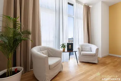 Ein Sitzbereich in der Unterkunft PINEAPPLE APARTMENTS - Penthouse am Zwinger - 162qm - 1x free parking
