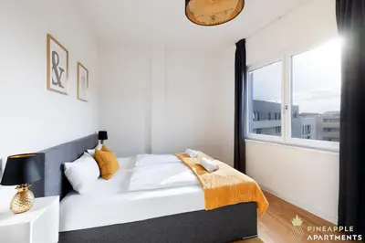 Ein Bett oder Betten in einem Zimmer der Unterkunft PINEAPPLE APARTMENTS - Penthouse am Zwinger - 162qm - 1x free parking