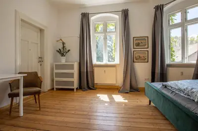 Ein Bett oder Betten in einem Zimmer der Unterkunft Zeitreise: Wohnen im Herrenhaus genau zw. L u. DD