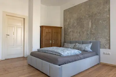 Ein Bett oder Betten in einem Zimmer der Unterkunft Zeitreise: Wohnen im Herrenhaus genau zw. L u. DD