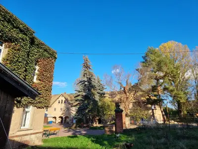 Ein Garten an der Unterkunft Zeitreise: Wohnen im Herrenhaus genau zw. L u. DD