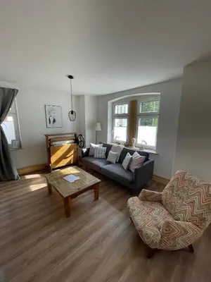 Ein Sitzbereich in der Unterkunft Apartmenthaus Elbblick Mühlberg